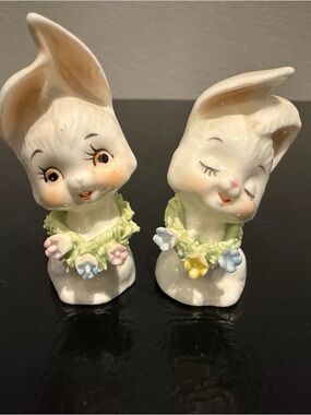 Pair of Vintage Kitsch Porcelain Bunnies Rabbit Figurines Flower Necklaces 1.5”